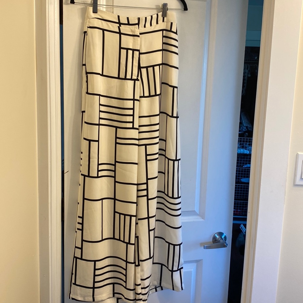 NWT, Never been worn, Dynamite Geometric print palazzo pant size 0. SUPER CUTE!